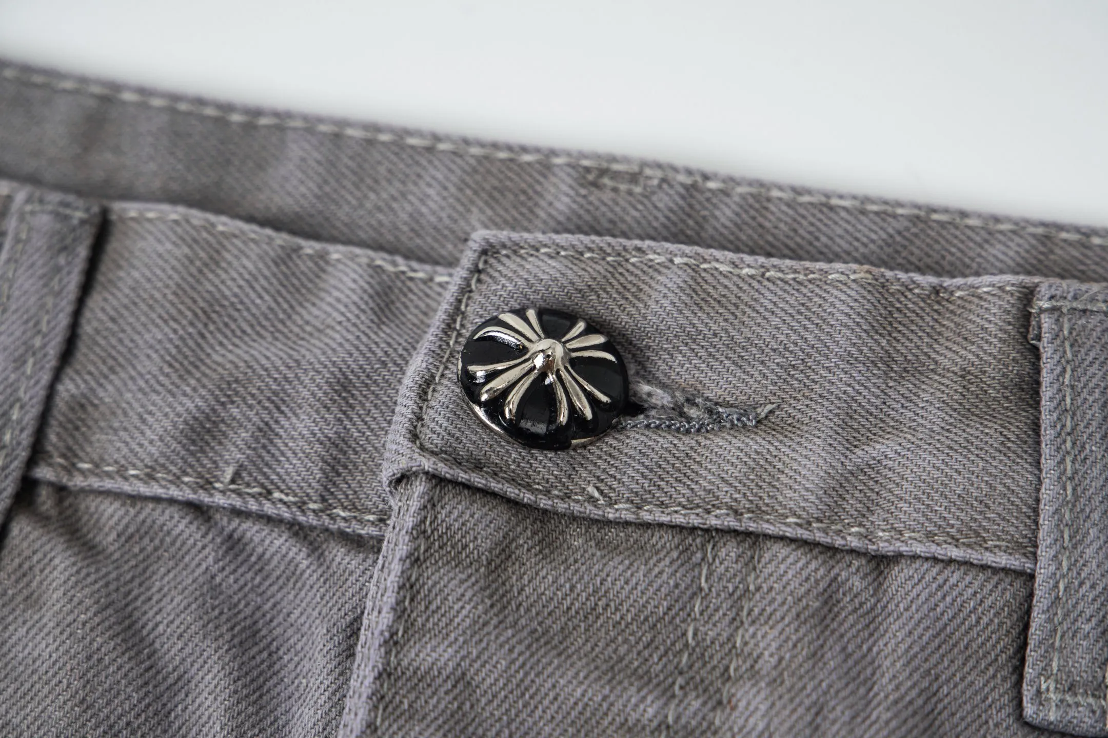 P300 💰 (Top version) Chrome Hearts Gray Cow King Jeans Multi-Leather Standard Work Jeans CH Jeans All need to be washed and then disassembled and hand-stitched with sheepskin cross leather and then spliced to complete. The whole process is too complicated to describe. About Chrome Hearts This is an extremely luxurious fashion brand that can also be called the nobility of the high street. It has always been an exclusive brand for some hipsters or the rich second generation. Compared with ordinary high streets, it is more luxurious and noble. Compared with luxury brands, it has a more fashionable personality. It has always been a brand that I have a special liking for. Color: Gray Size: 28-30-32-34-36 (corresponding to S-M-L-XL-XXL)